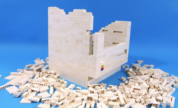 original-macintosh-ipad-holder-built-from-lego-in-progress